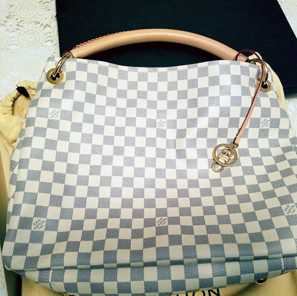 LOUIE VUITTON HANDBAG